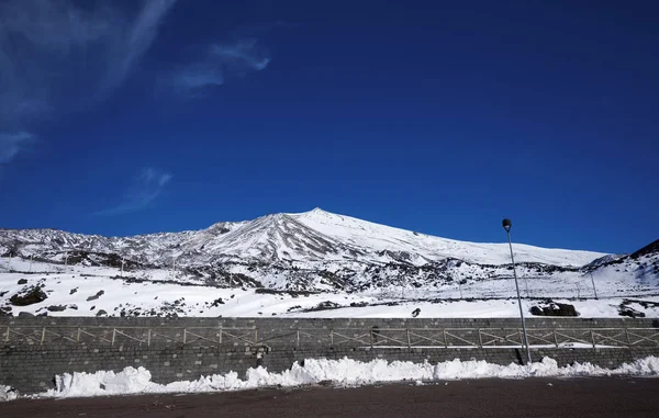 İtalya, Sicilya, Karlı Etna volkanı manzarası