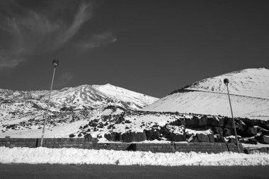 İtalya, Sicilya, Karlı Etna volkanı manzarası