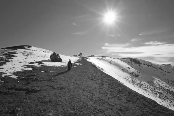 Itália Sicília Província Catania Pessoas Andando Sobre Vulcão Etna Com — Fotografia de Stock