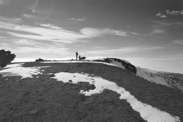 意大利 西西里 卡塔尼亚省 人们在埃特纳火山上与雪同行 — 图库照片