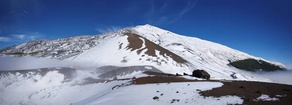 イタリア シチリア島 シルヴェストリのクレーターの1つからの雪でエトナ火山の景色 — ストック写真