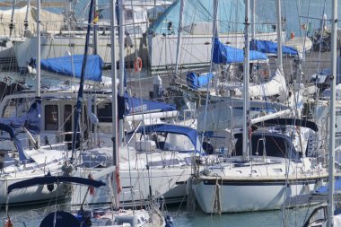 İtalya, Sicilya, Akdeniz, Marina di Ragusa (Ragusa Eyaleti); 27 Ocak 2020, limanda lüks yatlar