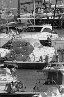 İtalya, Sicilya, Akdeniz, Marina di Ragusa (Ragusa Eyaleti); 27 Ocak 2020, limanda lüks yatlar