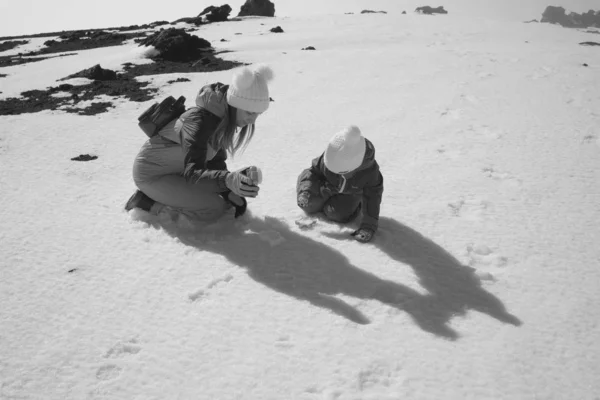 Itália Sicília Província Catania Mãe Filho Brincando Com Neve Vulcão — Fotografia de Stock