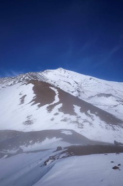 İtalya, Sicilya, Silvestri kraterlerinden birinin karlı etna volkanı manzarası