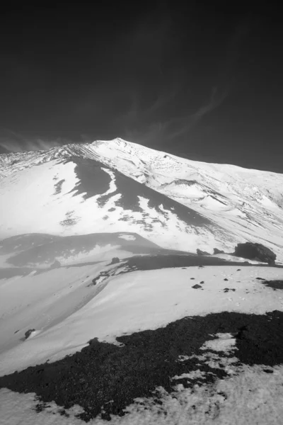 Itália Sicília Vista Vulcão Etna Com Neve Uma Das Crateras — Fotografia de Stock