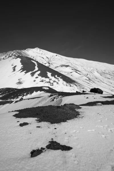 Itália Sicília Vista Vulcão Etna Com Neve Uma Das Crateras — Fotografia de Stock