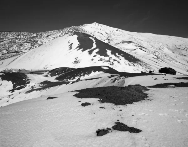 Itália Sicília Vista Vulcão Etna Com Neve Uma Das Crateras — Fotografia de Stock