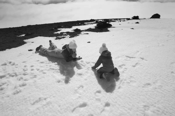 Itália Sicília Província Catania Mãe Filho Brincando Com Neve Vulcão — Fotografia de Stock