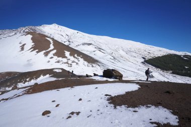 İtalya, Sicilya, Catania Eyaleti, Etna yanardağında karlı insanlar.