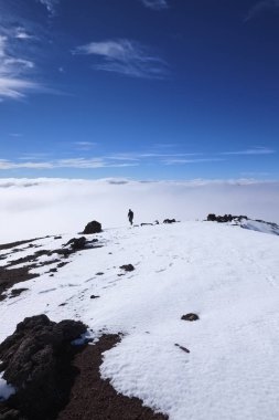İtalya, Sicilya, Catania Eyaleti, Etna volkanında karlı bir adam