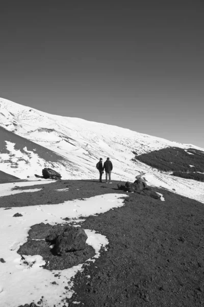 Italië Sicilië Provincie Catania Mensen Vulkaan Etna Met Sneeuw — Stockfoto