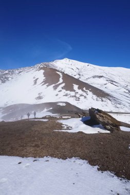 İtalya, Sicilya, Catania Eyaleti, Etna yanardağında karlı insanlar.
