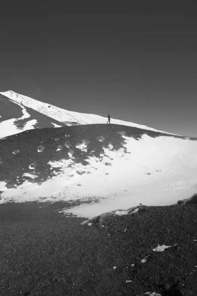 Itálie Sicílie Provincie Catania Muž Sopce Etna Sněhem — Stock fotografie