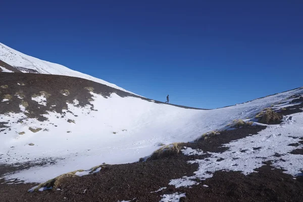 Italy Sicily Catania Province Man Volcano Etna Snow — Stock Photo, Image