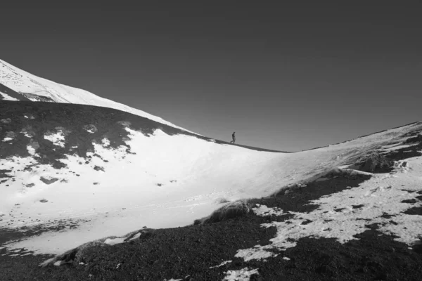 Itálie Sicílie Provincie Catania Muž Sopce Etna Sněhem — Stock fotografie