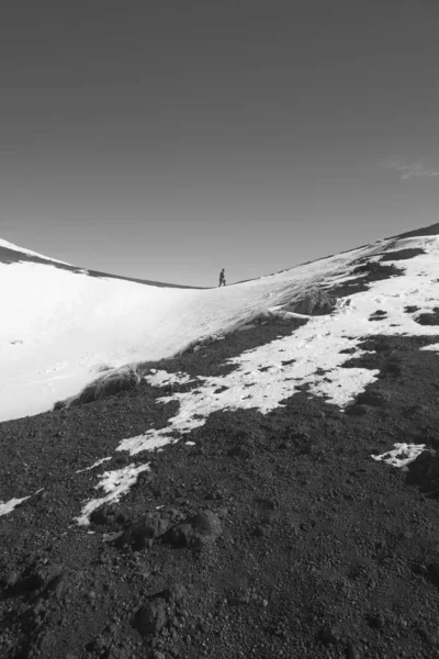 Италия Сицилия Провинция Катания Человек Вулкане Этна Снегом — стоковое фото