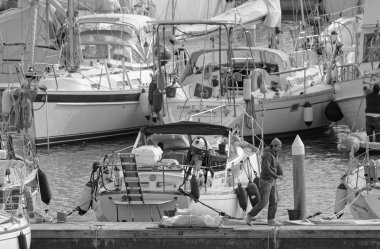 İtalya, Sicilya, Akdeniz, Marina di Ragusa (Ragusa Eyaleti); 1 Şubat 2020, limanda halk ve lüks yatlar