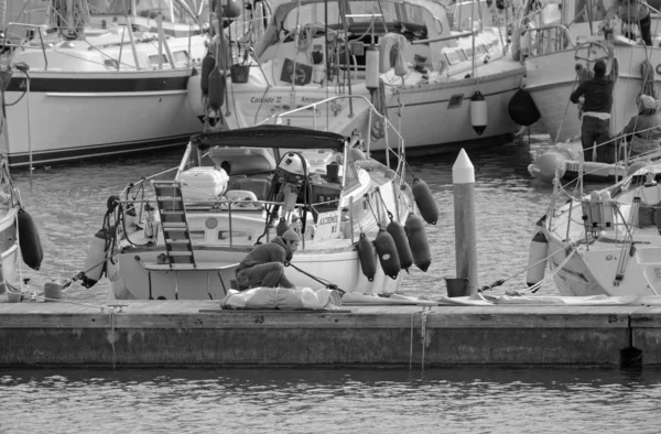 イタリア シチリア島 地中海 マリーナ ラグーザ ラグーザ州 2月2020 ポート内の人々と豪華ヨット — ストック写真