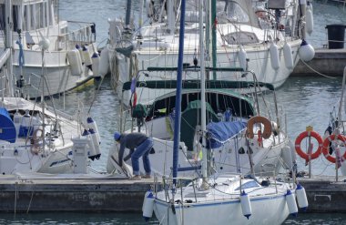 İtalya, Sicilya, Akdeniz, Marina di Ragusa (Ragusa Eyaleti); 1 Şubat 2020, limanda halk ve lüks yatlar