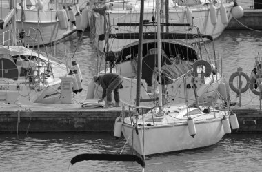 İtalya, Sicilya, Akdeniz, Marina di Ragusa (Ragusa Eyaleti); 1 Şubat 2020, limanda halk ve lüks yatlar