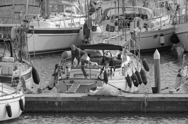 イタリア シチリア島 地中海 マリーナ ラグーザ ラグーザ州 2月2020 ポート内の人々と豪華ヨット — ストック写真