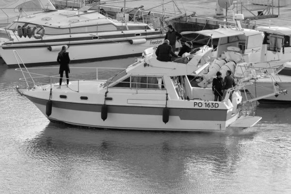Italien Sicilien Medelhavet Marina Ragusa Februari 2020 Människor Lyxyacht Hamnen — Stockfoto