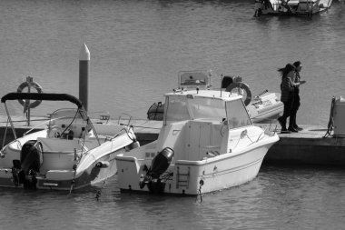 İtalya, Sicilya, Akdeniz, Marina di Ragusa (Ragusa Eyaleti); 2 Şubat 2020, limandaki halk ve motorlu tekneler