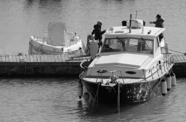 İtalya, Sicilya, Akdeniz, Marina di Ragusa (Ragusa Eyaleti); 2 Şubat 2020, limandaki insanlar, motorlu tekneler ve lüks yatlar