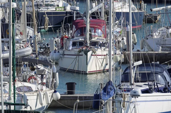 イタリア シチリア島 地中海 マリーナ ラグーザ ラグーザ州 2月2020 ポート内のセーリングボート — ストック写真