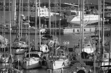 İtalya, Sicilya, Akdeniz, Marina di Ragusa (Ragusa Eyaleti); 2 Şubat 2020, limanda lüks yatlar