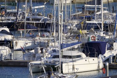 İtalya, Sicilya, Akdeniz, Marina di Ragusa (Ragusa Eyaleti); 6 Şubat 2020, limanda lüks yatlar