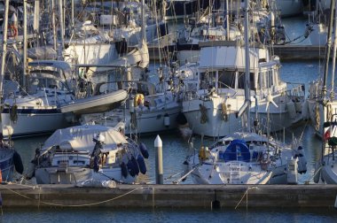 İtalya, Sicilya, Akdeniz, Marina di Ragusa (Ragusa Eyaleti); 7 Şubat 2020, limanda lüks yatlar