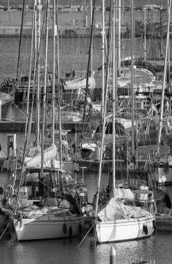 İtalya, Sicilya, Akdeniz, Marina di Ragusa (Ragusa Eyaleti); 7 Şubat 2020, limanda lüks yatlar