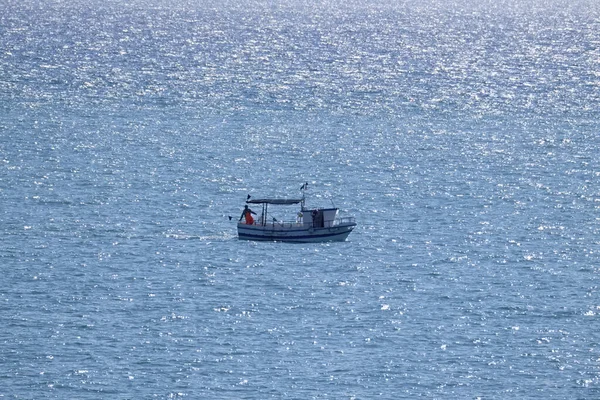 Italia Sicilia Mar Mediterraneo Pescatore Che Lavora Sulla Sua Barca — Foto Stock