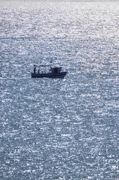 Italia Sicilia Mar Mediterraneo Pescatore Che Lavora Sulla Sua Barca — Foto Stock