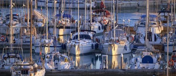 Itália Sicília Mar Mediterrâneo Marina Ragusa Fevereiro 2020 Veleiros Porto — Fotografia de Stock