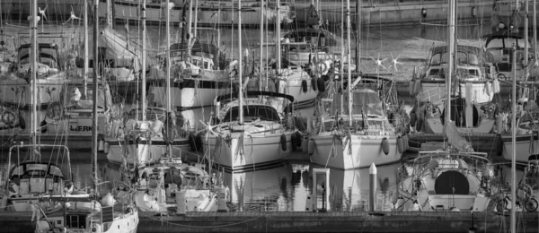 イタリア シチリア島 地中海 マリーナ ラグーザ 2月2020 日没時に港の帆船 編集部 — ストック写真