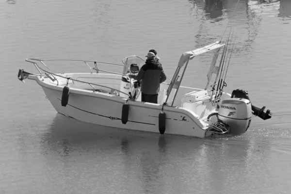 イタリア シチリア島 地中海 マリーナ ラグーザ ラグーザ州 2月2020 ポート内のモーターボート上の漁師 — ストック写真