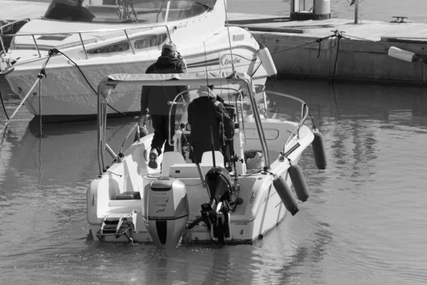 意大利 西西里 地中海 拉古萨海 拉古萨省 2020年2月9日 港口汽艇上的渔民编辑 — 图库照片