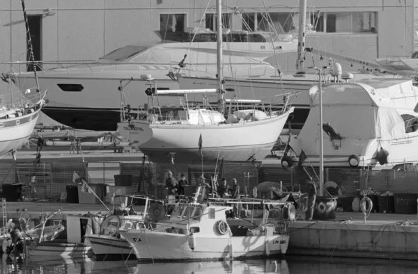 Itália Sicília Marina Ragusa Província Ragusa Fevereiro 2020 Pessoas Barcos — Fotografia de Stock