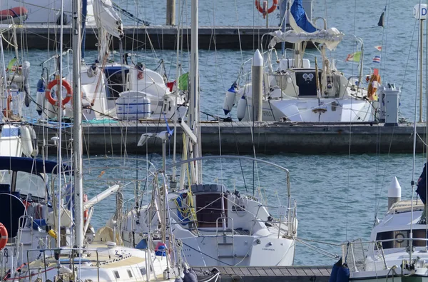 イタリア シチリア島 地中海 マリーナ ラグーザ ラグーザ州 2月2020 ポート内のセーリングボート — ストック写真