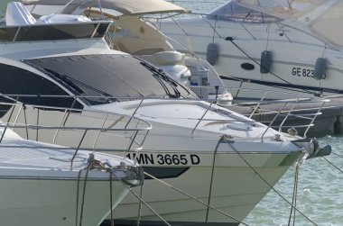 İtalya, Sicilya, Akdeniz, Marina di Ragusa (Ragusa Eyaleti); 11 Şubat 2020, limanda lüks yatlar