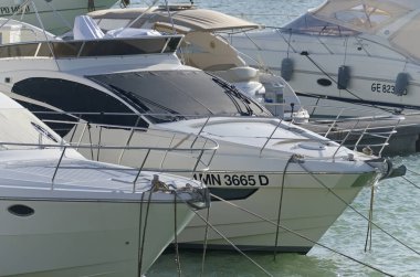 İtalya, Sicilya, Akdeniz, Marina di Ragusa (Ragusa Eyaleti); 11 Şubat 2020, limanda lüks yatlar