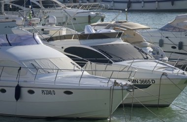 İtalya, Sicilya, Akdeniz, Marina di Ragusa (Ragusa Eyaleti); 11 Şubat 2020, limanda lüks yatlar