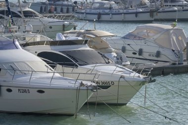 İtalya, Sicilya, Akdeniz, Marina di Ragusa (Ragusa Eyaleti); 11 Şubat 2020, limanda lüks yatlar