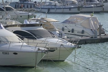 İtalya, Sicilya, Akdeniz, Marina di Ragusa (Ragusa Eyaleti); 11 Şubat 2020, limanda lüks yatlar