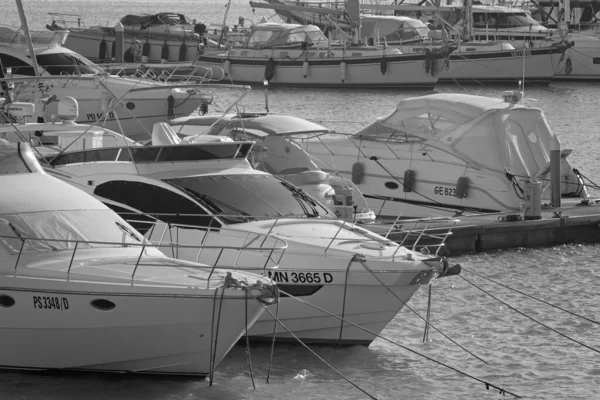イタリア シチリア島 地中海 マリーナ ラグーザ ラグーザ州 2月2020 ポート内の高級ヨット — ストック写真