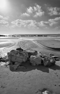 İtalya, Sicilya, Akdeniz, Güney Doğu kıyısı, Donnalucata (Ragusa ili), sahilde kayalar