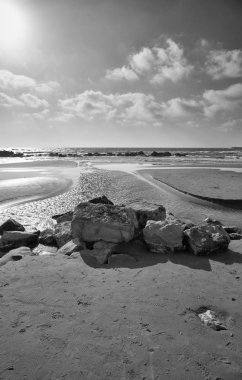 İtalya, Sicilya, Akdeniz, Güney Doğu kıyısı, Donnalucata (Ragusa ili), sahilde kayalar